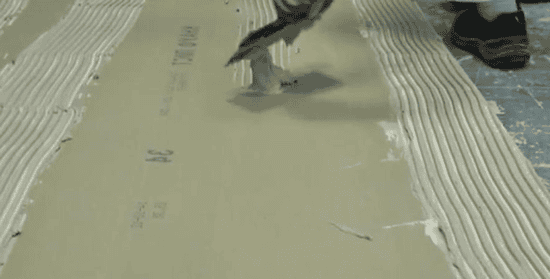 Процесс нанесения клея