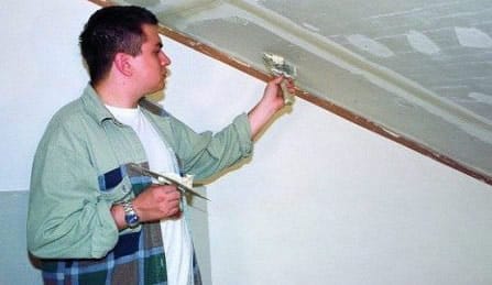 Процесс нанесения латексной шпаклевки