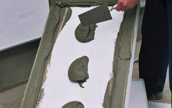 Процесс нанесения на плиты специального клея