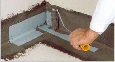 Процесс нанесения обмазочной гидроизоляции на бетонный пол