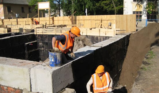 Нанесение первого слоя мастики на фундамент