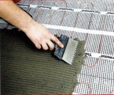 Нанесение клея на негревательные маты