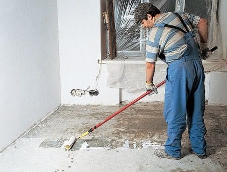 Процесс нанесения праймера кистью в один слой