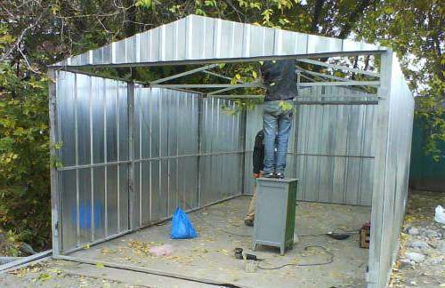 Процесс обшивки гаража металлопрофилем