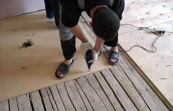 Процесс обшивки пола фанерой