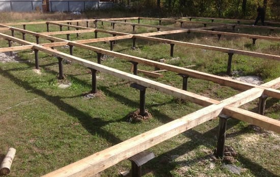 Процесс обвязки винтовых свай брусом