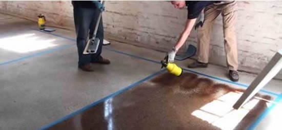 Процесс окрашивания бетона