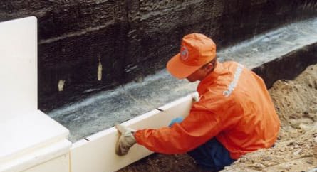 Процесс приклеивания плит полистирола на фундамент