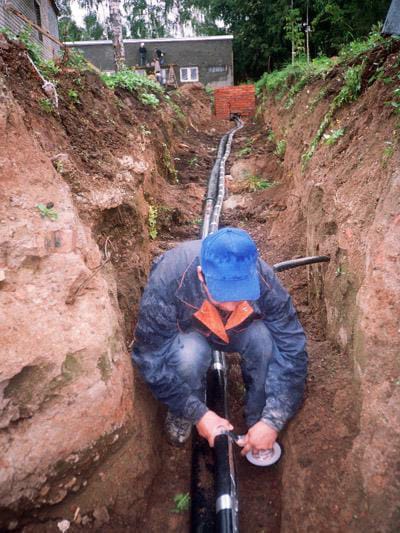 Процесс прокладки труб к септику и греющего кабеля