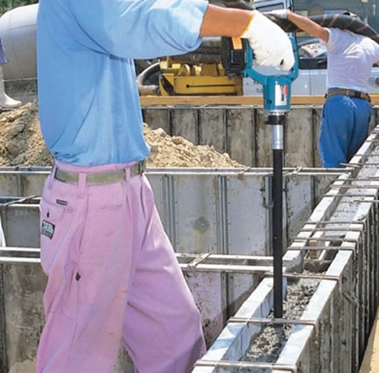 Процесс работы вибратора для бетона