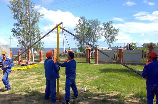 Процесс ручного бурения скважины для фундамента