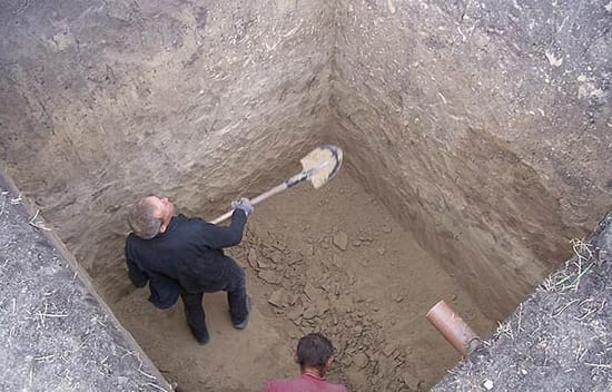 Процесс рытья котлована под погреб