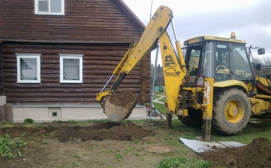 Процесс рытья котлована под септик