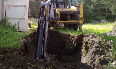 Процесс рытья котлована под септик