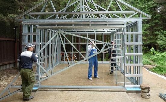 Процесс сборки каркаса гаража