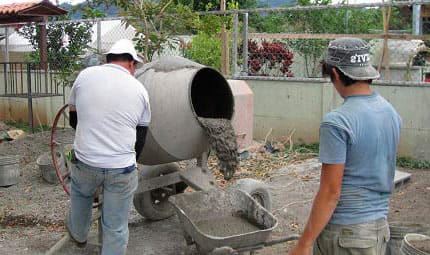 Процесс смешивания бетона