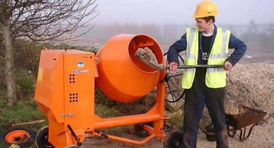 Процесс смешивания раствора в бетономешаке