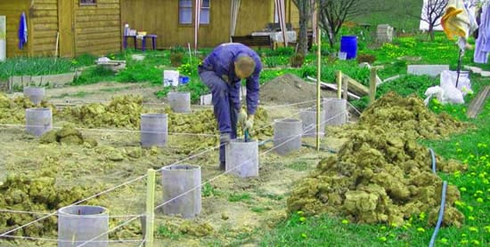 Процесс создания опалубки из цементных труб