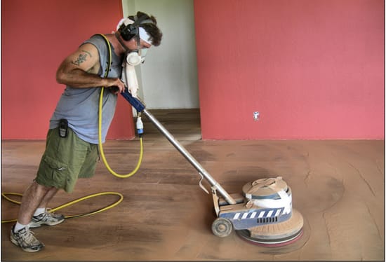 Процесс циклевания деревянного пола фото