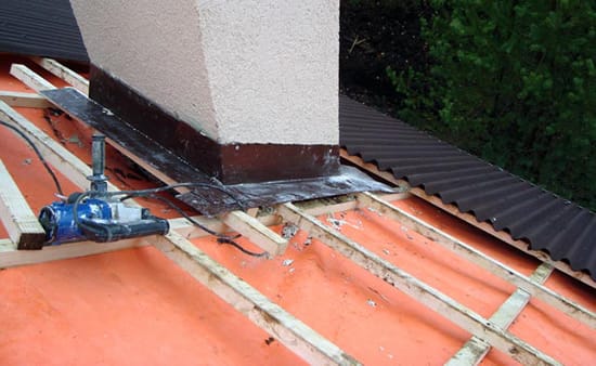 Процесс укладки кровельного покрытия