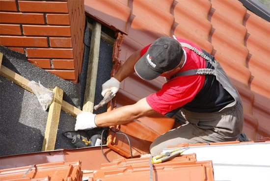 Процесс укладки металлочерепицы вокруг печной трубы