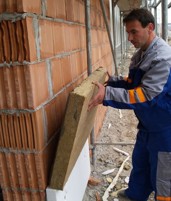 Процесс укладки минеральной ваты