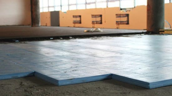 Процесс укладки плит утеплителя на бетонное основание