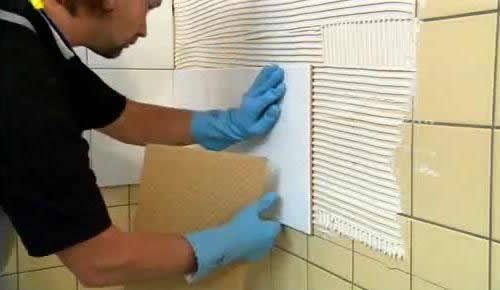 Процесс укладки плитки на плитку