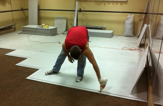 Процесс укладки пола кнауф