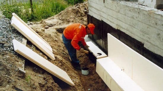 Процесс укладки полистирольных плит