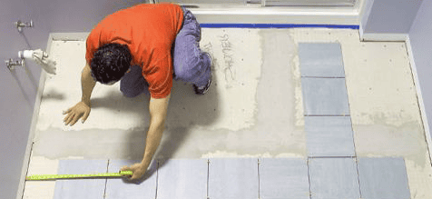 Процесс укладки плитки