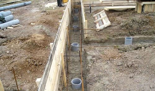 Процесс установки асбестобетонных труб и армирование каркаса