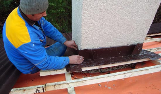 Процесс установки фартука на трубу