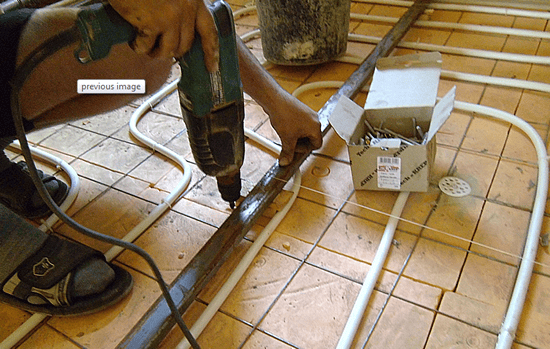 Процесс установки маяков для стяжки пола - фото