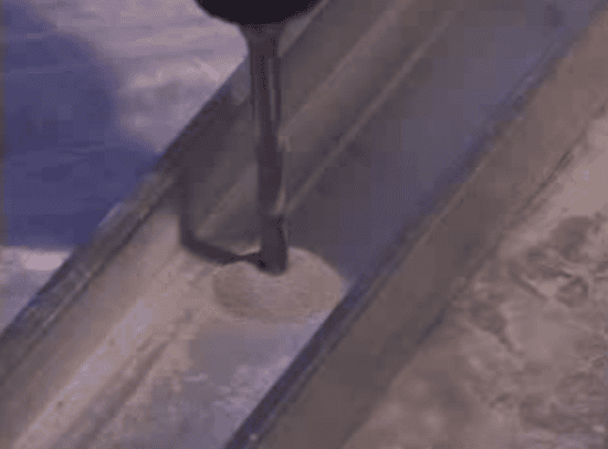 Процесс установки маяков для выравнивания пола - фото