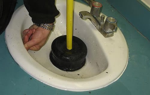 Процесс устранения засора механическим способом