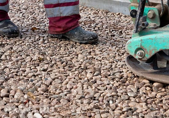 Процесс утрамбовки гравия