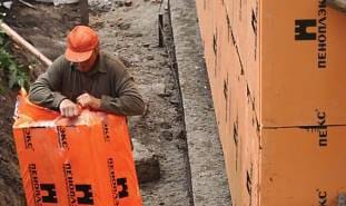 Процесс вертикального утепления фундамента пеноплексом