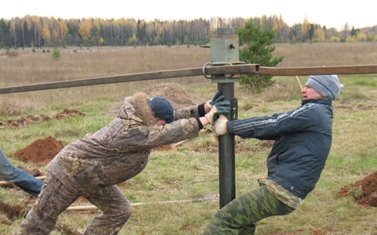 Процесс ввинчивания остальных свай в землю