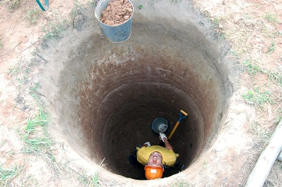 Процесс выкапывания колодца