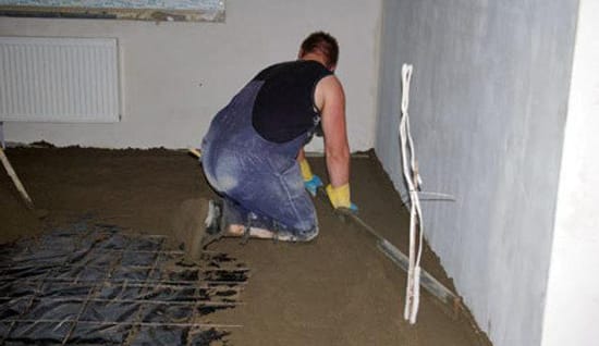 Процесс заливки бетонного пола в гараже