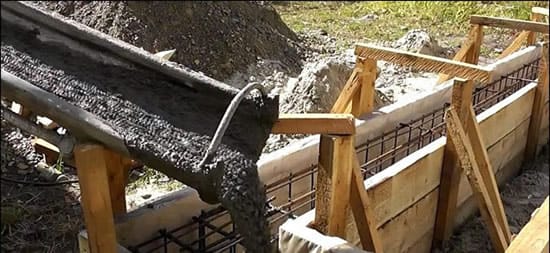 Процесс заливки бетона в фундамент
