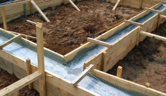 Процесс заливки опалубки бетоном