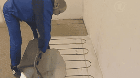 Процесс заливки цементной стяжкой