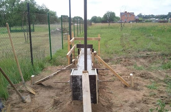 Процесс застывания бетона ленточного фундамента под забор