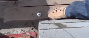 Проверка кладки с помощью отвеса