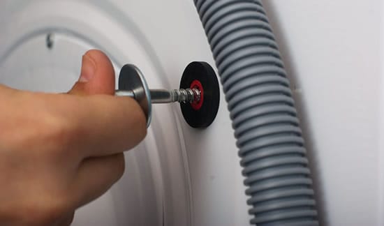 Проверьте все трубы и сливные шланги на наличие дефектов