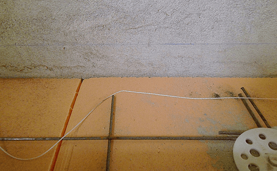 Проводим линию обозначающую верхний уровень будущей стяжки