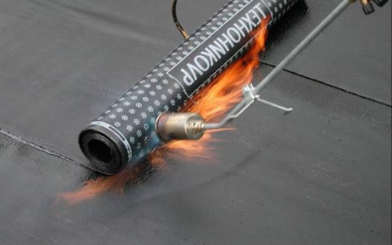 Раскатывание слоев наплавляемого рубероида