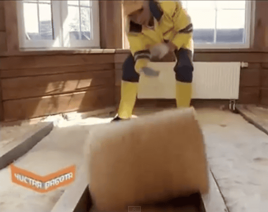 Раскладываем материал между лагами деревянного пола